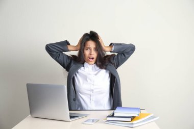 Ofiste masada oturan genç kadın vurguladı