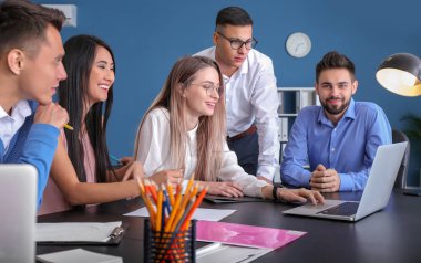 Üniversitede okuyan gençlerin Grup