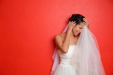 Genç gelin renk arka plan üzerinde vurguladı