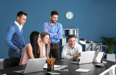 Üniversitede okuyan gençlerin Grup