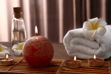 Ahşap masa mumlar yanan ile güzel spa kompozisyon