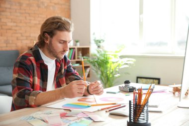 ofiste genç tasarımcısı çalışma