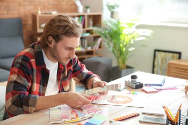ofiste genç tasarımcısı çalışma