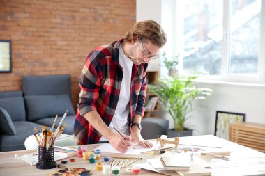 ofiste genç tasarımcısı çalışma