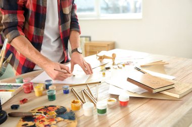 Ofiste resmi genç ressamın