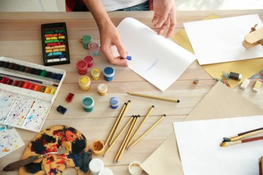 Genç sanatçı ahşap masa çizimi