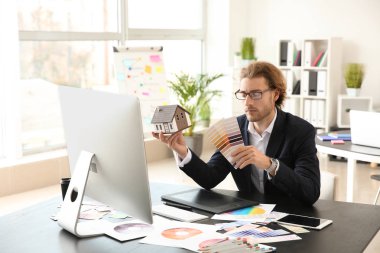 ofiste genç tasarımcısı çalışma