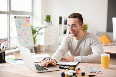 ofiste genç tasarımcısı çalışma