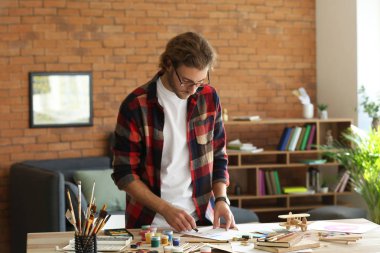 ofiste genç tasarımcısı çalışma