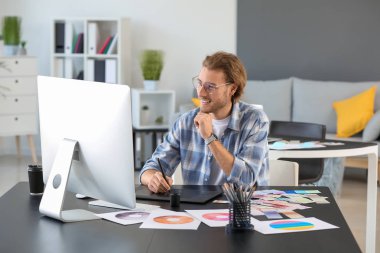 ofiste genç tasarımcısı çalışma