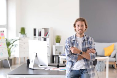 Ofiste genç tasarımcı portresi