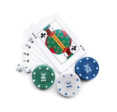 Kartları ve dices beyaz arka plan üzerinde poker oyunu için fiş