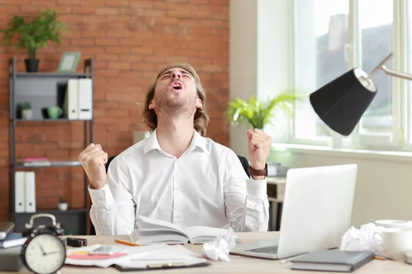 Empresário Feliz Terminando Seu Trabalho Tempo — Fotografia de Stock