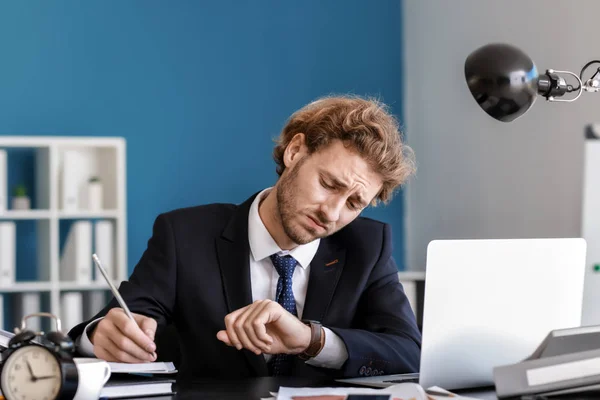 Stressed Businessman Trying Meet Deadline Office — Stock Photo, Image