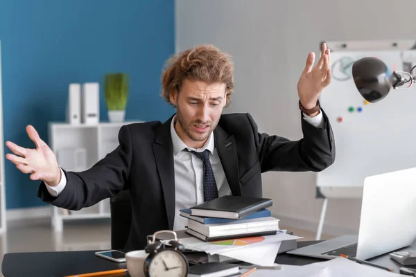 Gestresster Geschäftsmann Verpasst Fristen Amt — Stockfoto