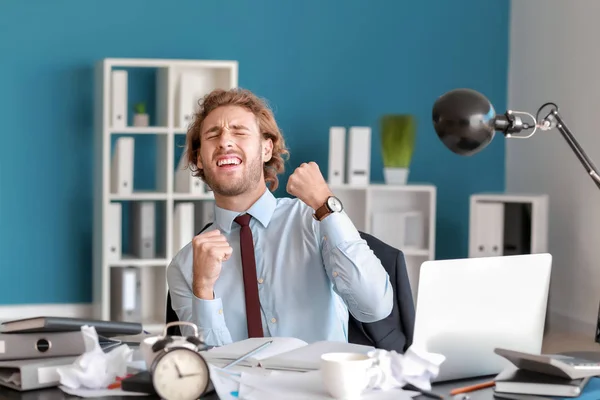 Szczęśliwy Biznesmen Kończąc Pracę Czasie — Zdjęcie stockowe