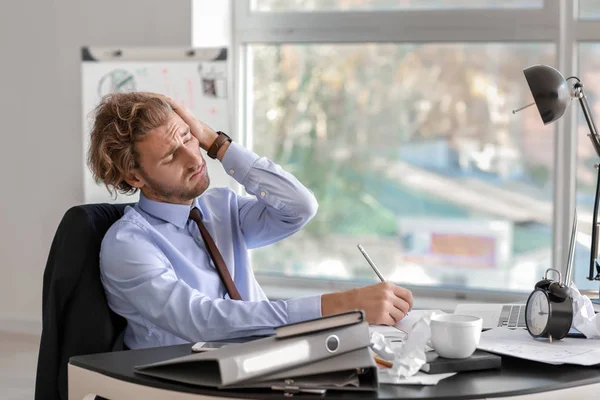 Zestresowany Biznesmen Próbuje Dotrzymać Terminu Biurze — Zdjęcie stockowe