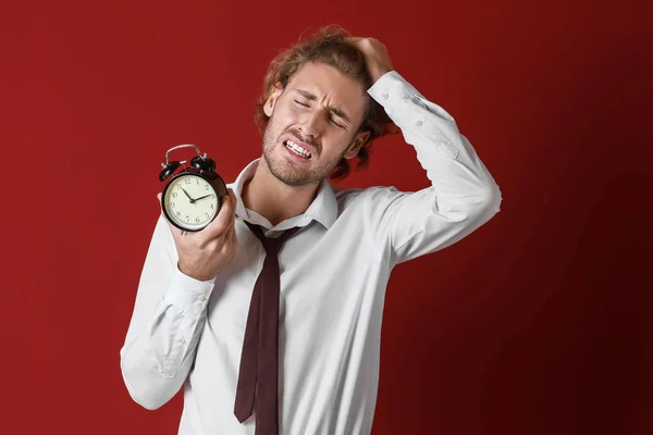 Hombre Negocios Estresado Con Despertador Sobre Fondo Color — Foto de Stock