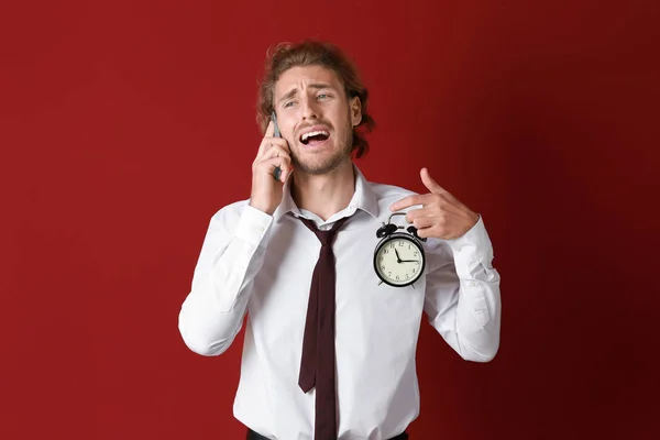 Hombre Negocios Estresado Con Despertador Hablando Por Teléfono Móvil Sobre — Foto de Stock