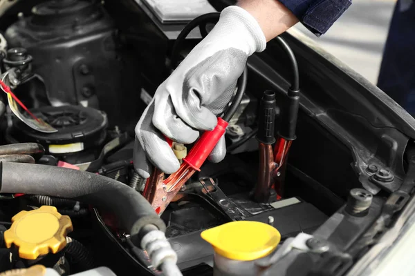 Mecânico Masculino Carregando Uma Bateria Carro — Fotografia de Stock