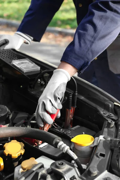 Mechaniker Lädt Eine Autobatterie — Stockfoto