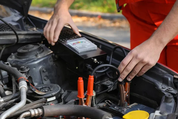 Mecânico Masculino Carregando Uma Bateria Carro — Fotografia de Stock