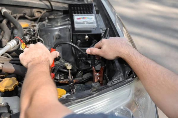 Mecânico Masculino Carregando Uma Bateria Carro — Fotografia de Stock