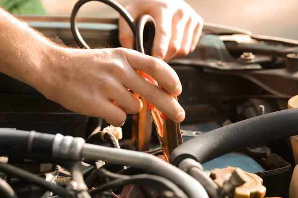 Male Mechanic Charging Car Battery — Stock Photo, Image