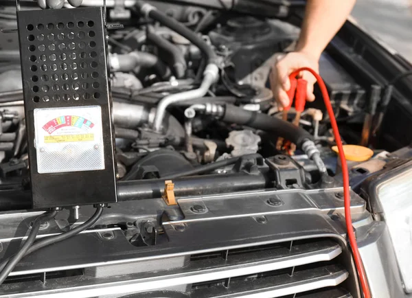 Mecânico Masculino Carregando Uma Bateria Carro — Fotografia de Stock