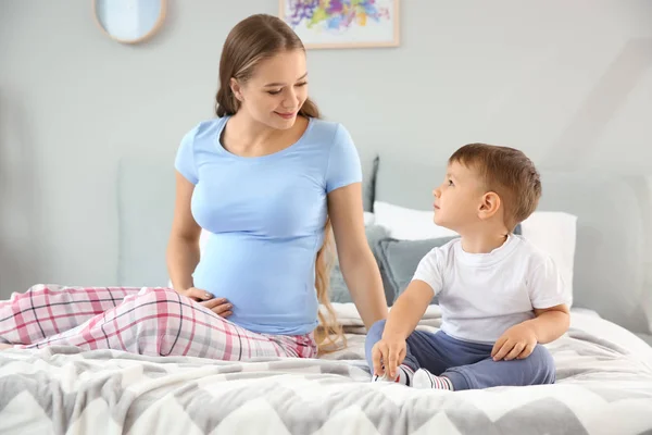 Jonge Zwangere Vrouw Met Haar Schattige Zoontje Thuis — Stockfoto