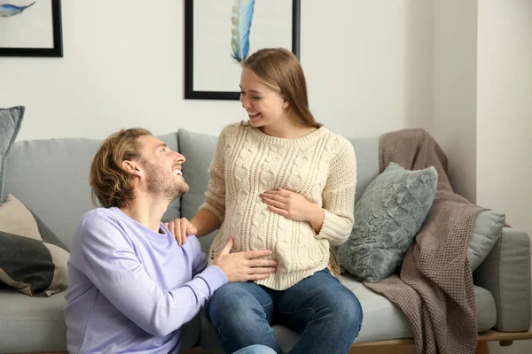 Genç Hamile Bir Kadın Kocasıyla Birlikte Evde — Stok fotoğraf