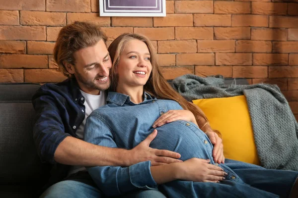 Mladá Těhotná Žena Svým Manželem Doma — Stock fotografie