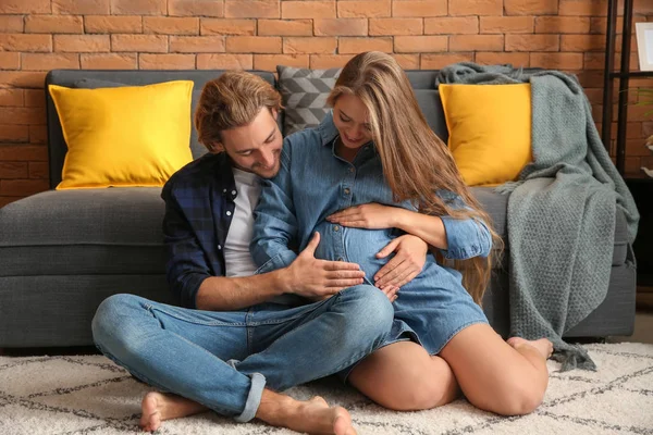 Mladá Těhotná Žena Svým Manželem Doma — Stock fotografie