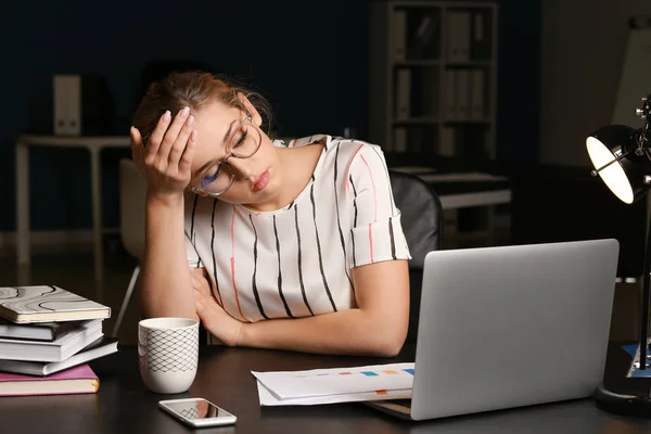 Yorgun Işkadını Ofisinde Akşam Geç Çalışma — Stok fotoğraf
