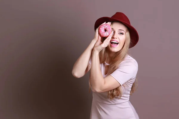 Mujer Joven Divertida Con Sabroso Donut Sobre Fondo Color — Foto de Stock