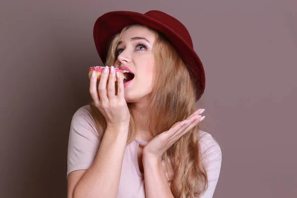 Hermosa Mujer Joven Con Sabroso Donut Sobre Fondo Color — Foto de Stock