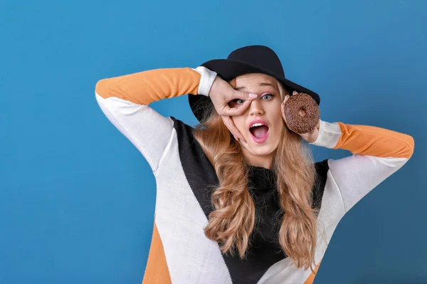 Funny Young Woman Tasty Donut Color Background — Stock Photo, Image