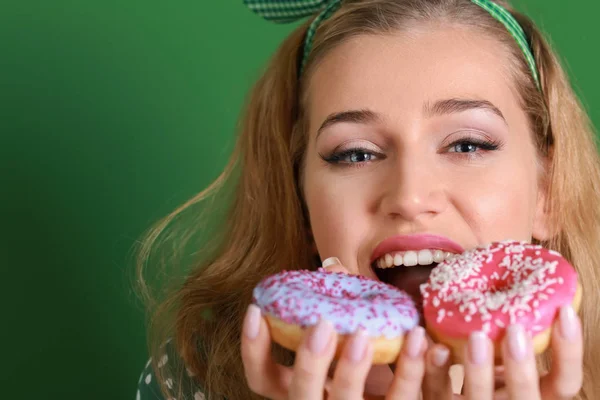 Красивая Молодая Женщина Вкусными Пончиками Цветном Фоне — стоковое фото