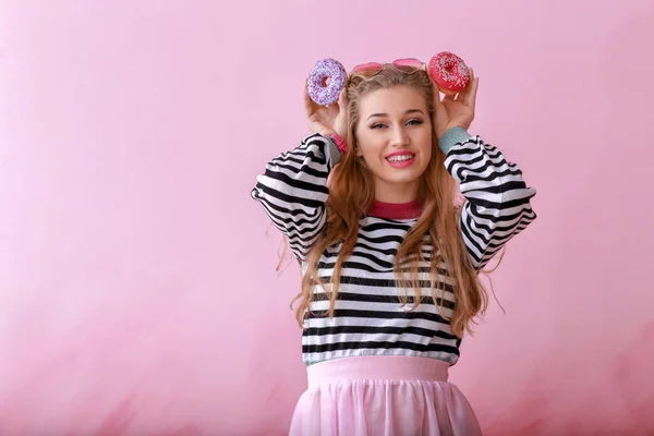 Jeune Femme Drôle Avec Des Beignets Savoureux Sur Fond Couleur — Photo