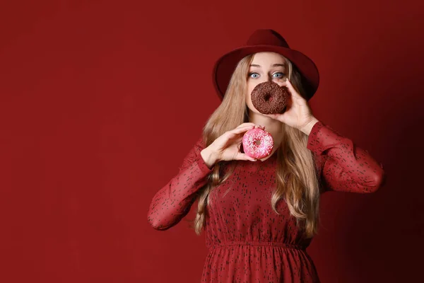 Lezzetli Donuts Renk Arka Plan Üzerinde Olan Komik Kadın — Stok fotoğraf