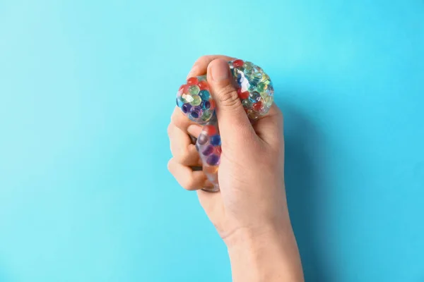 Vrouwelijke Hand Knijpen Stressbal Kleur Achtergrond — Stockfoto