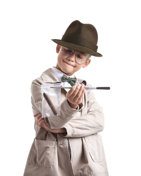 Schattige Kleine Detective Met Bewijs Witte Achtergrond — Stockfoto