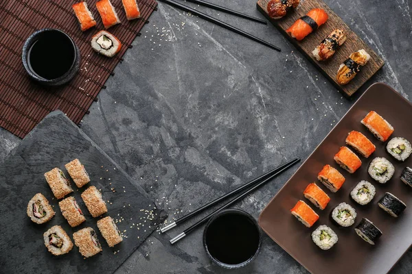 Teller Mit Verschiedenen Sushi Auf Grauem Hintergrund — Stockfoto