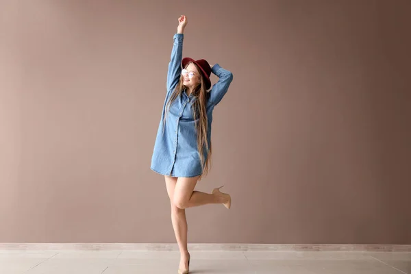 Mooie Jonge Vrouw Dansen Buurt Van Kleur Muur — Stockfoto