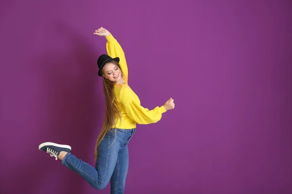 Renk Arka Plan Üzerinde Dans Güzel Genç Kadın — Stok fotoğraf