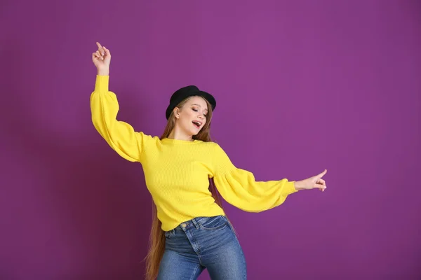 Vacker Ung Kvinna Dans Färgbakgrund — Stockfoto