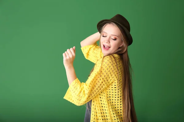 Mooie Jonge Vrouw Dansen Kleur Achtergrond — Stockfoto