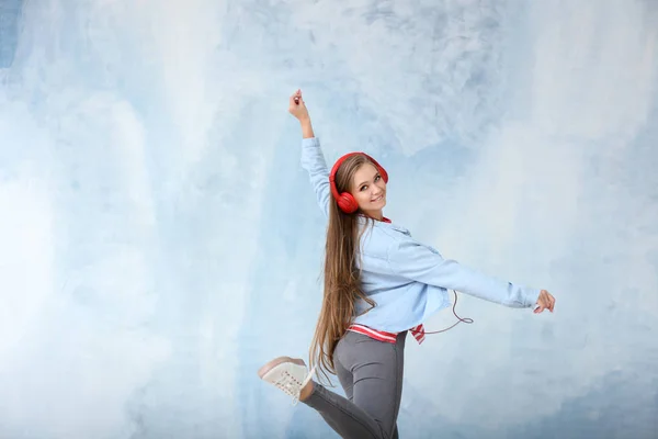Mooie Jonge Vrouw Dansen Kleur Achtergrond — Stockfoto
