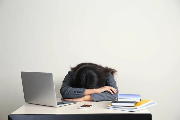Mujer Joven Cansada Sentada Mesa Oficina —  Fotos de Stock