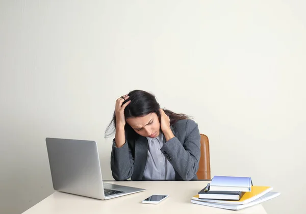 Mujer Joven Estresada Sentada Mesa Oficina — Foto de Stock